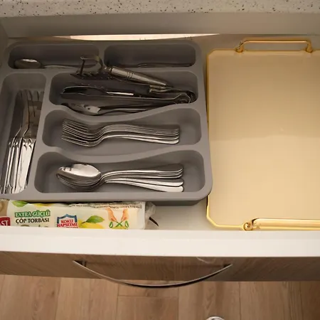 Luxe Ay38 アパート