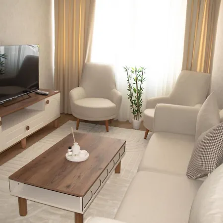 Luxe Ay38 アパート