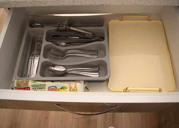 Luxe Ay38 アパート