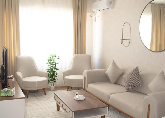 Luxe Ay38 アパート